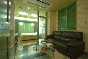 A seating area at HOTEL WiLL EX 大高 レジャーホテル