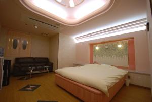 A bed or beds in a room at HOTEL WiLL EX 大高 レジャーホテル