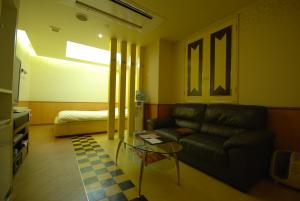A seating area at HOTEL WiLL EX 大高 レジャーホテル