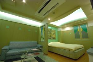 A seating area at HOTEL WiLL EX 大高 レジャーホテル