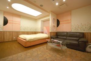 A seating area at HOTEL WiLL EX 大高 レジャーホテル