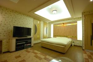 A television and/or entertainment centre at HOTEL WiLL EX 大高 レジャーホテル