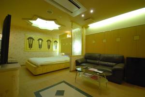 A seating area at HOTEL WiLL EX 大高 レジャーホテル
