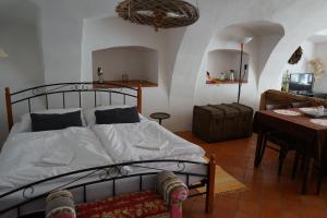Rúm í herbergi á Apartmány Statek Číměř