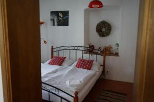 Rúm í herbergi á Apartmány Statek Číměř