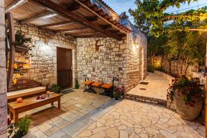 Patio alebo iná vonkajšia časť ubytovania Petalidi Olive Garden Stone House near the beach