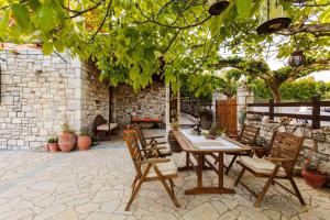 Vonkajšia záhrada v ubytovaní Petalidi Olive Garden Stone House near the beach
