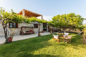 Vonkajšia záhrada v ubytovaní Petalidi Olive Garden Stone House near the beach