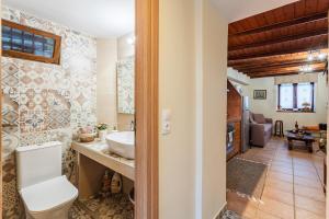 Kúpeľňa v ubytovaní Petalidi Olive Garden Stone House near the beach + 37 fotografií