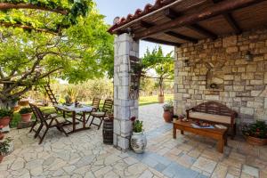 Vonkajšia záhrada v ubytovaní Petalidi Olive Garden Stone House near the beach