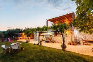 Vonkajšia záhrada v ubytovaní Petalidi Olive Garden Stone House near the beach