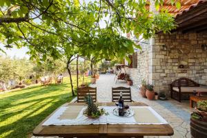 Vonkajšia záhrada v ubytovaní Petalidi Olive Garden Stone House near the beach