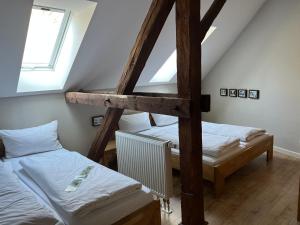 2 Etagenbetten in einem Zimmer mit 2 Fenstern in der Unterkunft Ölmühle Eberstedt in Eberstedt