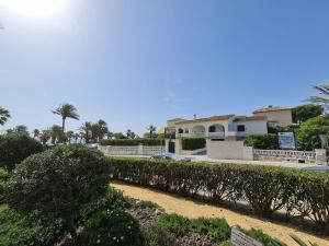 Vonkajšia záhrada v ubytovaní Villa on the beach Playa Flamenca