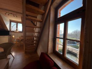 ein Wohnzimmer mit einem großen Fenster und einem Tisch in der Unterkunft Ölmühle Eberstedt in Eberstedt