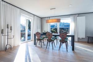 a dining room with a black table and chairs at Mami Fee Familien Ferienhaus Hopfgarten in Hopfgarten im Brixental