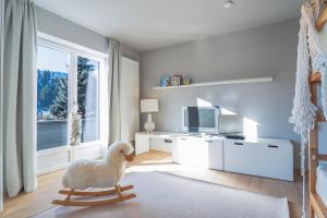 une chambre avec un poulet joueux debout sur un traîneau en bois dans l'établissement Mami Fee Familien Ferienhaus Hopfgarten, à Hopfgarten im Brixental