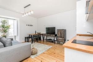 uma sala de estar com um sofá e uma mesa em Santo Estevão by SpotOn Apartments em Lisboa