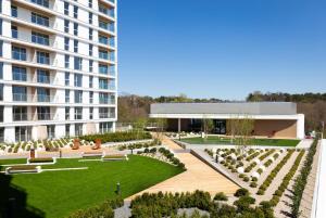 グダニスクにあるElite Apartments Tarasy Bałtykuの建物前庭付き