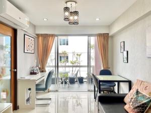 uma sala de estar com uma mesa e uma sala de jantar em Baan Sabai Rama IV Apartment em Bangkok
