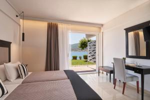 Postel nebo postele na pokoji v ubytování Xenia Poros Image Hotel + 37 fotografií
