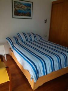 1 cama con edredón de rayas azul y blanco en un dormitorio en Personal Suite, en Ciudad de México