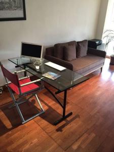 sala de estar con mesa de cristal y sofá en Personal Suite, en Ciudad de México