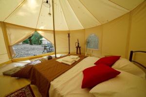 Postel nebo postele na pokoji v ubytování Paliouri Luxury Bungalows + 37 fotografií