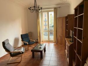 een woonkamer met 2 stoelen en een salontafel bij BnB Regina in Turijn