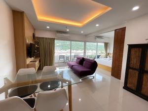 Χώρος καθιστικού στο Patong Tower apartment by Lofty