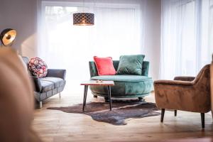 - un salon avec deux chaises et une table dans l'établissement Apartments Frauensee, à Reutte