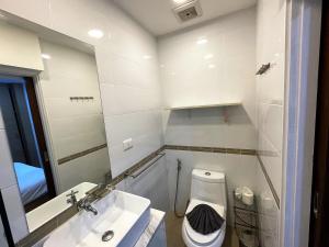 Ένα μπάνιο στο Patong Tower apartment by Lofty