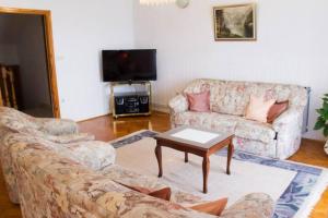 Comfortable and beautiful apartment في بلوتشي: غرفة معيشة مع كنبتين وطاولة قهوة