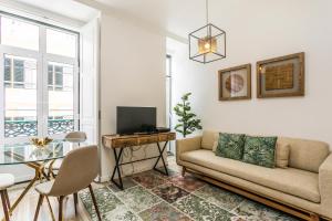 uma sala de estar com um sofá e uma mesa em São José by SpotOn Apartments em Lisboa