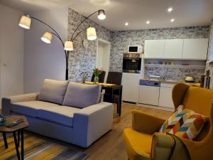 a living room with a couch and a kitchen at Ferienhaus Kranichzauber in Klausdorf Mecklenburg Vorpommern