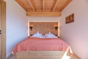 a bedroom with a bed with swans on it at Chalet Oxygen in Fürth