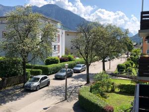 een groep auto's geparkeerd op een parkeerplaats bij Ferienwohnung Grüßer in Bad Reichenhall