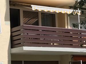 een houten balkon op een huis met een raam bij Ferienwohnung Grüßer in Bad Reichenhall +6 foto's