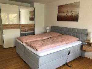 ein Schlafzimmer mit einem Bett in einem Zimmer in der Unterkunft Ferienwohnung Grüßer in Bad Reichenhall
