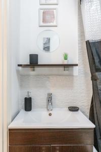 ein Bad mit einem Waschbecken und einem Spiegel in der Unterkunft ✪ Charming ✪ 2 Bed House with Garden & Parking ✪ Perfect Location ✪ Greater London ✪ Woodford/Enfield ✪ in Woodford Green