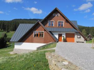 una casa grande con techo de gambrel en Berger Pec Privat, en Pec pod Sněžkou