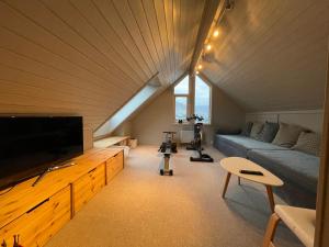 Μια τηλεόραση ή/και κέντρο ψυχαγωγίας στο Ballstad Delicate Ocean Front House - Rorbu style