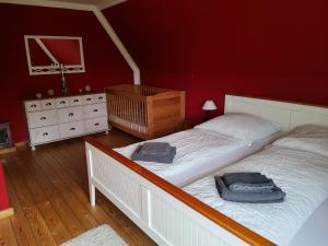 1 dormitorio con 2 camas individuales y canasta de baloncesto en Ferienhof und Reittherapie Deichwind - Nordfriesland - 2 Häuser, en Hattstedtermarsch
