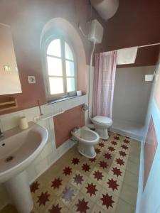 a bathroom with a sink and a toilet at Tranvía Beach House in Chipiona