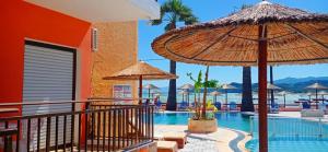 Bazén v ubytování Maria's Beach Apartments nebo v jeho okolí