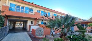an apartment building with a courtyard with a palm tree at Studio charmant à Hyères, 20 m², jardin et parking privé in Hyères