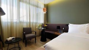 Ένα ή περισσότερα κρεβάτια σε δωμάτιο στο Radisson Blu Hotel, Beirut Verdun
