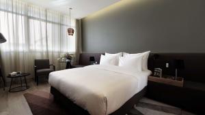 Ένα ή περισσότερα κρεβάτια σε δωμάτιο στο Radisson Blu Hotel, Beirut Verdun