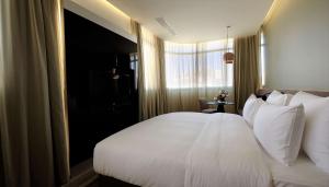 Ένα ή περισσότερα κρεβάτια σε δωμάτιο στο Radisson Blu Hotel, Beirut Verdun