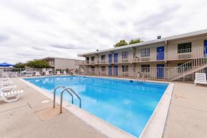 a large swimming pool in front of a building at Motel 6-Norfolk, VA in Norfolk